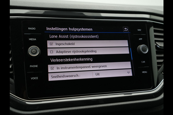 Volkswagen T-Roc 1.5 TSI 150pk DSG Sport Navigatie Trekhaak Virtual cockpit Acc Carplay 95