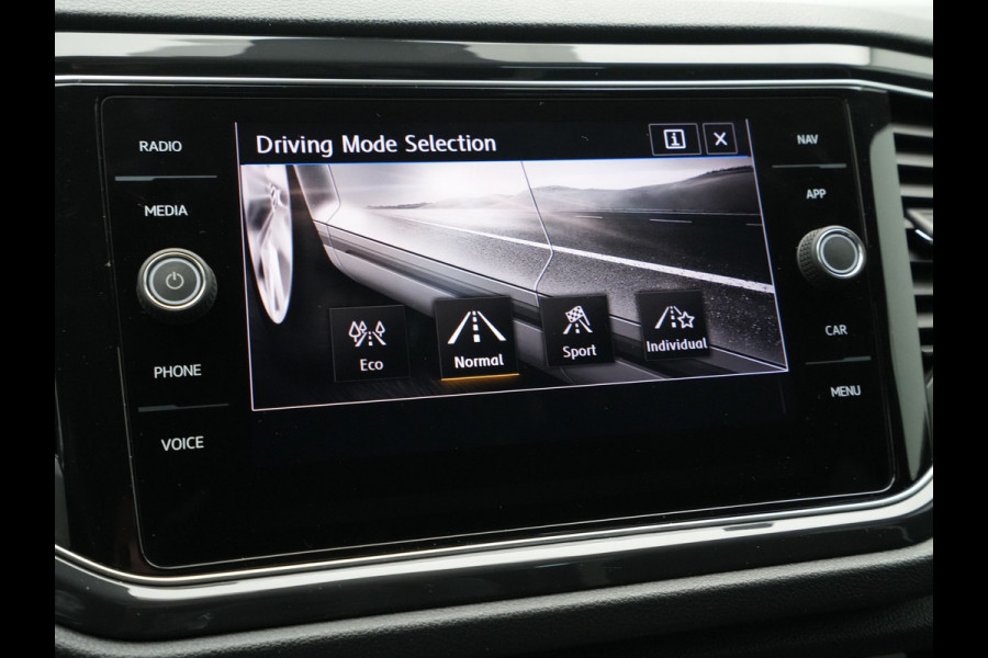 Volkswagen T-Roc 1.5 TSI 150pk DSG Sport Navigatie Trekhaak Virtual cockpit Acc Carplay 95