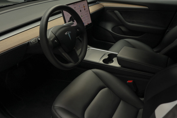 Tesla Model 3 Long Range AWD Dual Motor 75 kWh Autopilot ACC 360° Stuurverwarming Leer PDC Navi Panoramadak Elektr. achterklep Stoelverwarming voor & achter Climate voor & achter LM velgen BTW auto! Nieuw! Tesla Model 3 Long Range AWD Dual Motor 75 kWh Autopilot ACC 360° Stuurverwarming Leer PDC Navi Panoramadak Elektr. achterklep Stoelverwarming voor & achter Climate voor & achter LM velgen BTW auto! Nieuw!