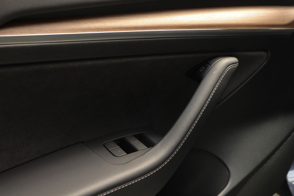Tesla Model 3 Long Range AWD Dual Motor 75 kWh Autopilot ACC 360° Stuurverwarming Leer PDC Navi Panoramadak Elektr. achterklep Stoelverwarming voor & achter Climate voor & achter LM velgen BTW auto! Nieuw! Tesla Model 3 Long Range AWD Dual Motor 75 kWh Autopilot ACC 360° Stuurverwarming Leer PDC Navi Panoramadak Elektr. achterklep Stoelverwarming voor & achter Climate voor & achter LM velgen BTW auto! Nieuw!