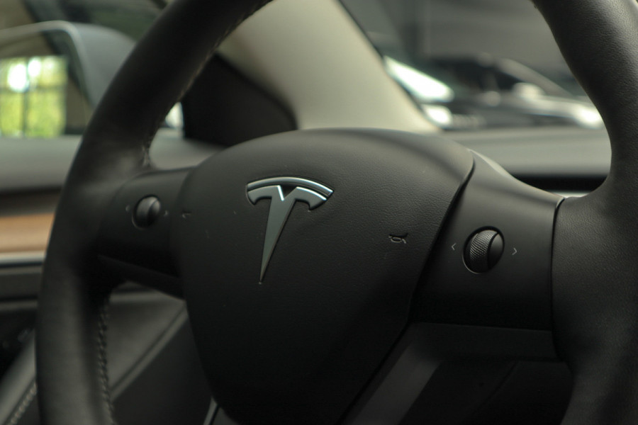 Tesla Model 3 Long Range AWD Dual Motor 75 kWh Autopilot ACC 360° Stuurverwarming Leer PDC Navi Panoramadak Elektr. achterklep Stoelverwarming voor & achter Climate voor & achter LM velgen BTW auto! Nieuw! Tesla Model 3 Long Range AWD Dual Motor 75 kWh Autopilot ACC 360° Stuurverwarming Leer PDC Navi Panoramadak Elektr. achterklep Stoelverwarming voor & achter Climate voor & achter LM velgen BTW auto! Nieuw!