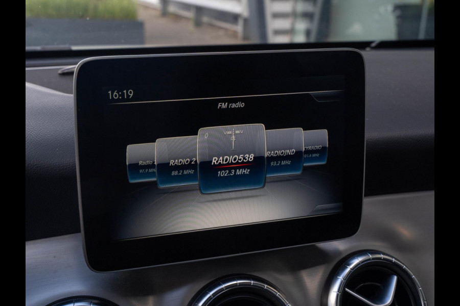 Mercedes-Benz CLA-Klasse 180 Business Solution AMG / Led / Navi / Camera / Carplay / Cruise