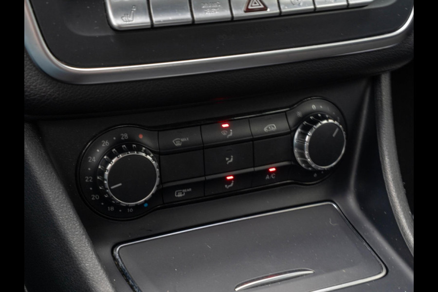 Mercedes-Benz CLA-Klasse 180 Business Solution AMG / Led / Navi / Camera / Carplay / Cruise