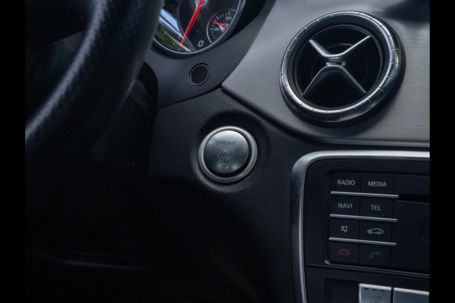 Mercedes-Benz CLA-Klasse 180 Business Solution AMG / Led / Navi / Camera / Carplay / Cruise