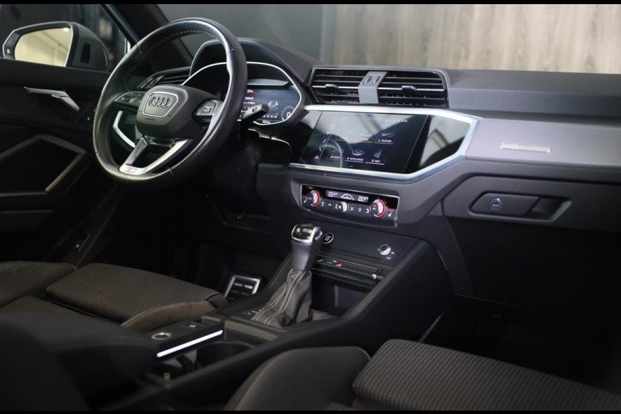 Audi Q3 45 TFSI e S Line Competition / Acc / Lane Assist / Dode Hoek / Open Panoramadak / Led / Virtual Cockpit / Pdc / 21 Inch