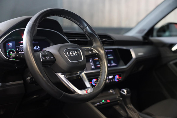 Audi Q3 45 TFSI e S Line Competition / Acc / Lane Assist / Dode Hoek / Open Panoramadak / Led / Virtual Cockpit / Pdc / 21 Inch