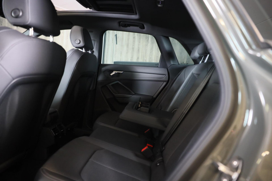Audi Q3 45 TFSI e S Line Competition / Acc / Lane Assist / Dode Hoek / Open Panoramadak / Led / Virtual Cockpit / Pdc / 21 Inch