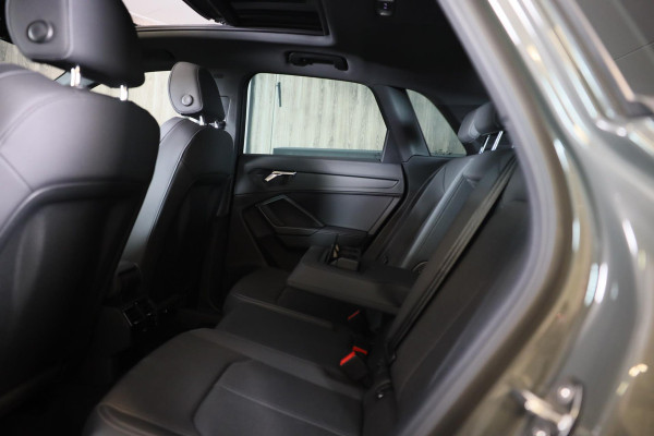 Audi Q3 45 TFSI e S Line Competition / Acc / Lane Assist / Dode Hoek / Open Panoramadak / Led / Virtual Cockpit / Pdc / 21 Inch
