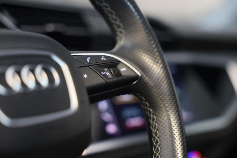Audi Q3 45 TFSI e S Line Competition / Acc / Lane Assist / Dode Hoek / Open Panoramadak / Led / Virtual Cockpit / Pdc / 21 Inch