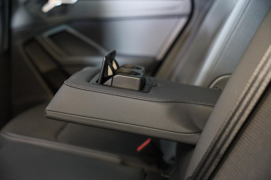 Audi Q3 45 TFSI e S Line Competition / Acc / Lane Assist / Dode Hoek / Open Panoramadak / Led / Virtual Cockpit / Pdc / 21 Inch