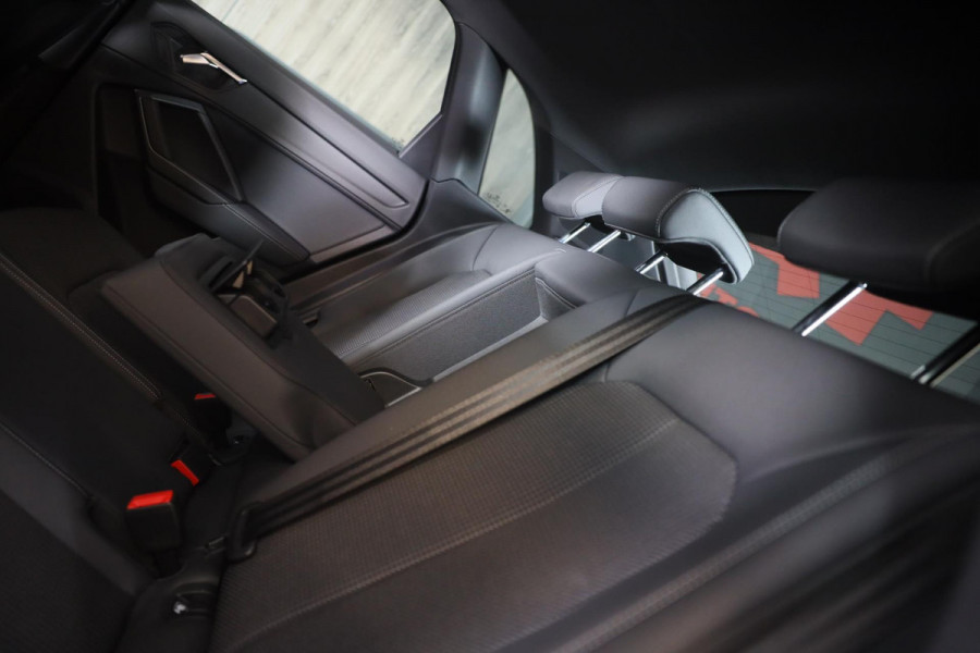 Audi Q3 45 TFSI e S Line Competition / Acc / Lane Assist / Dode Hoek / Open Panoramadak / Led / Virtual Cockpit / Pdc / 21 Inch