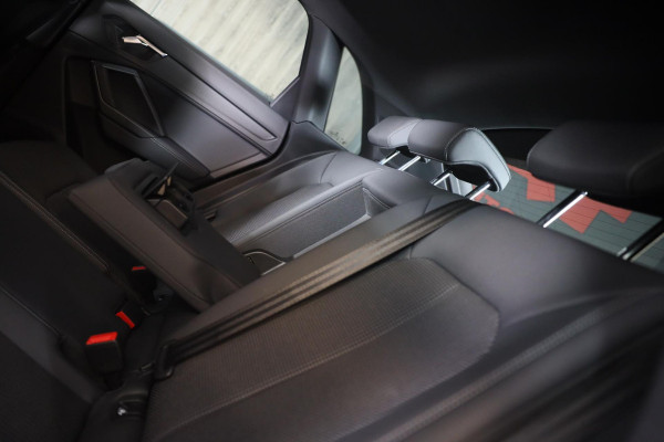 Audi Q3 45 TFSI e S Line Competition / Acc / Lane Assist / Dode Hoek / Open Panoramadak / Led / Virtual Cockpit / Pdc / 21 Inch