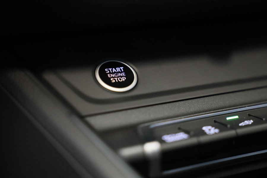 Audi Q3 45 TFSI e S Line Competition / Acc / Lane Assist / Dode Hoek / Open Panoramadak / Led / Virtual Cockpit / Pdc / 21 Inch