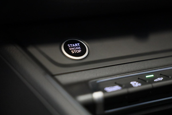 Audi Q3 45 TFSI e S Line Competition / Acc / Lane Assist / Dode Hoek / Open Panoramadak / Led / Virtual Cockpit / Pdc / 21 Inch