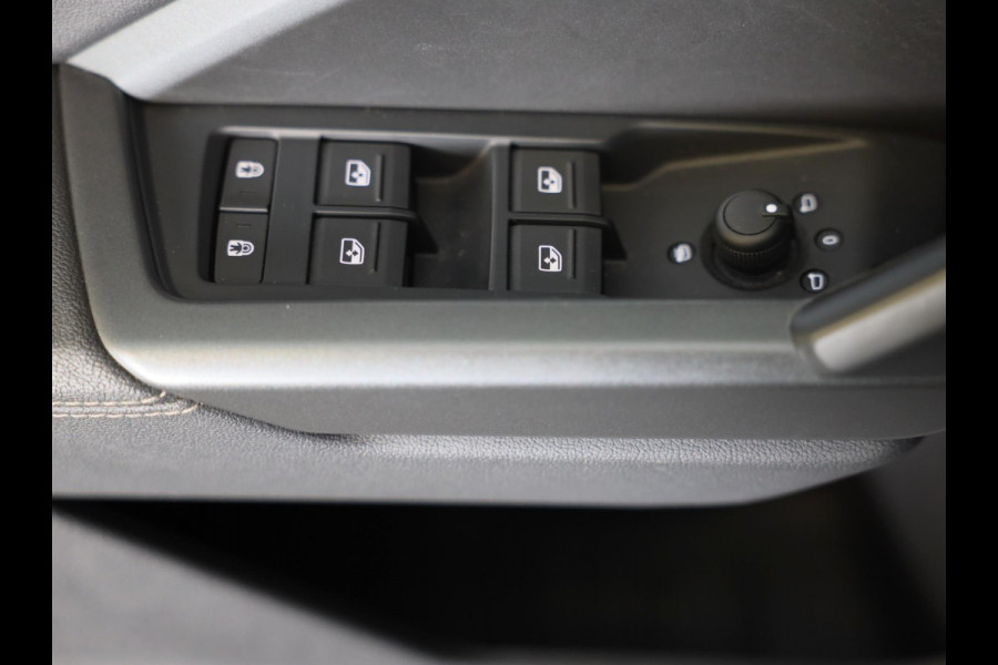 Audi Q3 45 TFSI e S Line Competition / Acc / Lane Assist / Dode Hoek / Open Panoramadak / Led / Virtual Cockpit / Pdc / 21 Inch