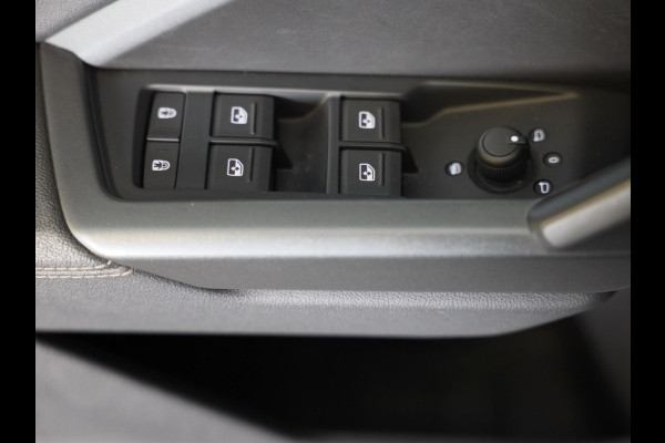Audi Q3 45 TFSI e S Line Competition / Acc / Lane Assist / Dode Hoek / Open Panoramadak / Led / Virtual Cockpit / Pdc / 21 Inch