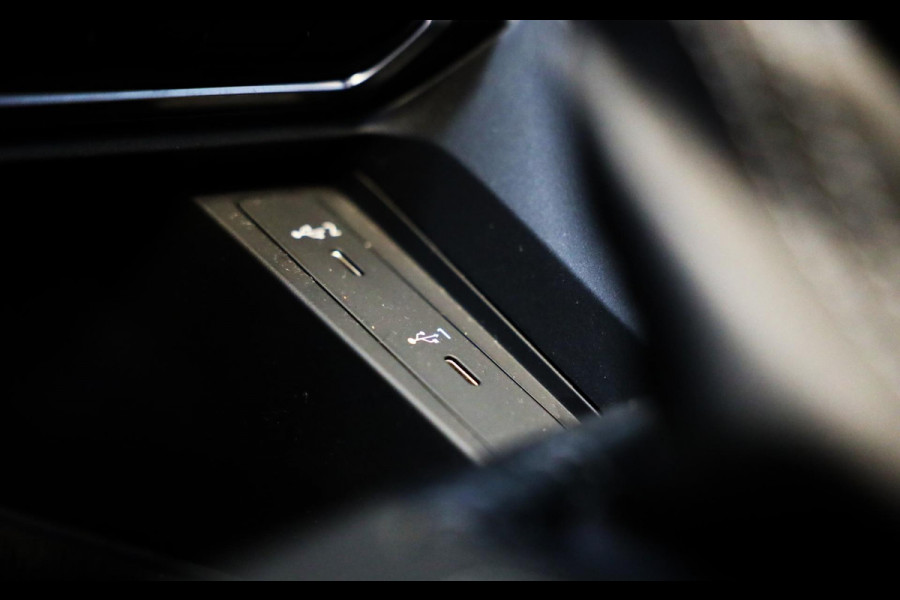 Audi Q3 45 TFSI e S Line Competition / Acc / Lane Assist / Dode Hoek / Open Panoramadak / Led / Virtual Cockpit / Pdc / 21 Inch