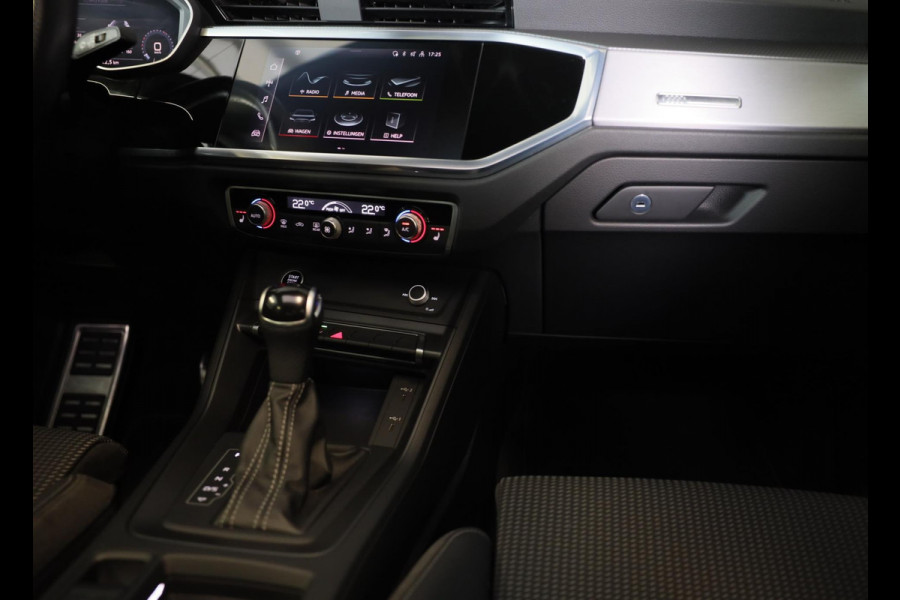 Audi Q3 45 TFSI e S Line Competition / Acc / Lane Assist / Dode Hoek / Open Panoramadak / Led / Virtual Cockpit / Pdc / 21 Inch