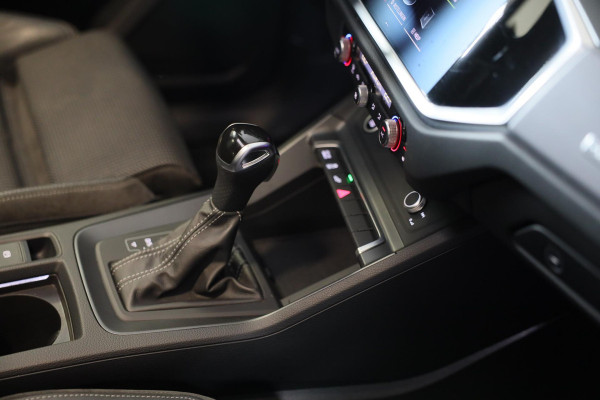 Audi Q3 45 TFSI e S Line Competition / Acc / Lane Assist / Dode Hoek / Open Panoramadak / Led / Virtual Cockpit / Pdc / 21 Inch