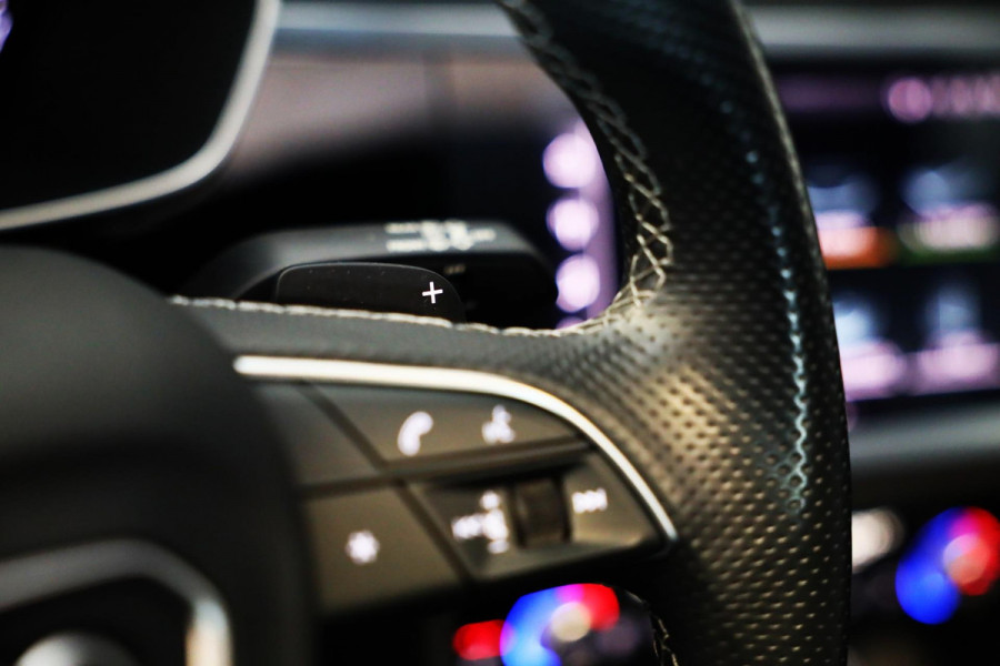 Audi Q3 45 TFSI e S Line Competition / Acc / Lane Assist / Dode Hoek / Open Panoramadak / Led / Virtual Cockpit / Pdc / 21 Inch