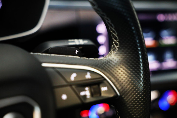 Audi Q3 45 TFSI e S Line Competition / Acc / Lane Assist / Dode Hoek / Open Panoramadak / Led / Virtual Cockpit / Pdc / 21 Inch