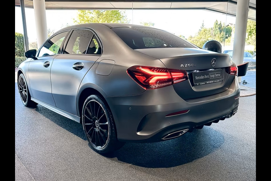 Mercedes-Benz A-Klasse 250 e AMG ** LED, MBUX+, MAGNO GRAU, PANORAMA, 19-inch LMV, NIGHT, DODE HOEK ** 1e EIG - UNFALLFREI ** ** INFORMEER OOK NAAR ONZE AANTREKKELIJKE FINANCIAL-LEASE TARIEVEN **