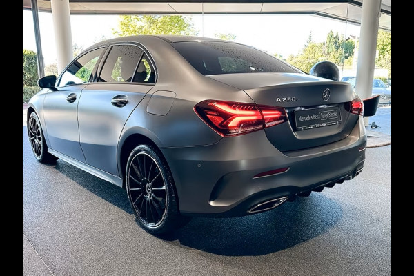 Mercedes-Benz A-Klasse 250 e AMG ** LED, MBUX+, MAGNO GRAU, PANORAMA, 19-inch LMV, NIGHT, DODE HOEK ** 1e EIG - UNFALLFREI ** ** INFORMEER OOK NAAR ONZE AANTREKKELIJKE FINANCIAL-LEASE TARIEVEN **
