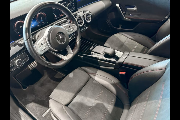 Mercedes-Benz A-Klasse 250 e AMG ** LED, MBUX+, MAGNO GRAU, PANORAMA, 19-inch LMV, NIGHT, DODE HOEK ** 1e EIG - UNFALLFREI ** ** INFORMEER OOK NAAR ONZE AANTREKKELIJKE FINANCIAL-LEASE TARIEVEN **