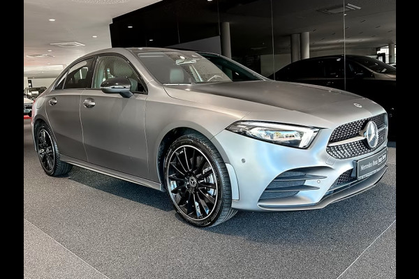 Mercedes-Benz A-Klasse 250 e AMG ** LED, MBUX+, MAGNO GRAU, PANORAMA, 19-inch LMV, NIGHT, DODE HOEK ** 1e EIG - UNFALLFREI ** ** INFORMEER OOK NAAR ONZE AANTREKKELIJKE FINANCIAL-LEASE TARIEVEN **