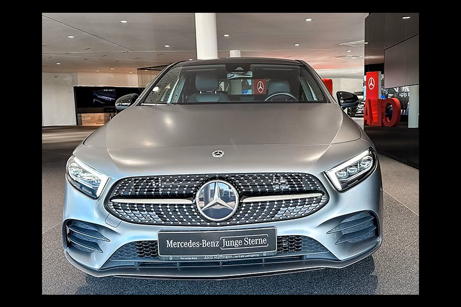 Mercedes-Benz A-Klasse 250 e AMG ** LED, MBUX+, MAGNO GRAU, PANORAMA, 19-inch LMV, NIGHT, DODE HOEK ** 1e EIG - UNFALLFREI ** ** INFORMEER OOK NAAR ONZE AANTREKKELIJKE FINANCIAL-LEASE TARIEVEN **