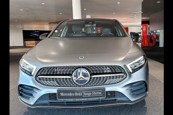 Mercedes-Benz A-Klasse 250 e AMG ** LED, MBUX+, MAGNO GRAU, PANORAMA, 19-inch LMV, NIGHT, DODE HOEK ** 1e EIG - UNFALLFREI ** ** INFORMEER OOK NAAR ONZE AANTREKKELIJKE FINANCIAL-LEASE TARIEVEN **