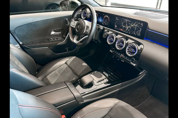Mercedes-Benz A-Klasse 250 e AMG ** LED, MBUX+, MAGNO GRAU, PANORAMA, 19-inch LMV, NIGHT, DODE HOEK ** 1e EIG - UNFALLFREI ** ** INFORMEER OOK NAAR ONZE AANTREKKELIJKE FINANCIAL-LEASE TARIEVEN **