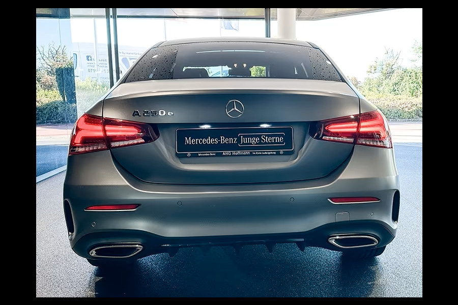 Mercedes-Benz A-Klasse 250 e AMG ** LED, MBUX+, MAGNO GRAU, PANORAMA, 19-inch LMV, NIGHT, DODE HOEK ** 1e EIG - UNFALLFREI ** ** INFORMEER OOK NAAR ONZE AANTREKKELIJKE FINANCIAL-LEASE TARIEVEN **