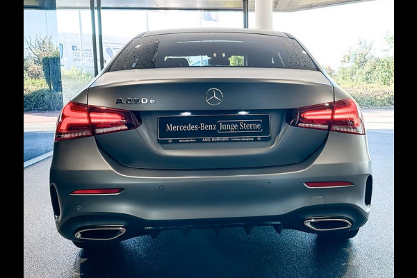 Mercedes-Benz A-Klasse 250 e AMG ** LED, MBUX+, MAGNO GRAU, PANORAMA, 19-inch LMV, NIGHT, DODE HOEK ** 1e EIG - UNFALLFREI ** ** INFORMEER OOK NAAR ONZE AANTREKKELIJKE FINANCIAL-LEASE TARIEVEN **