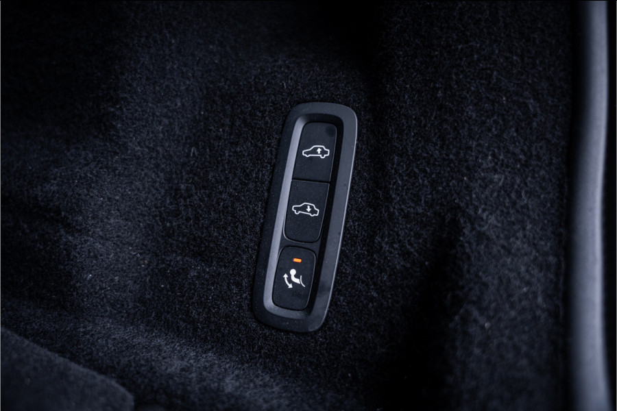 Volvo XC60 2.0 T6 Recharge AWD R-Design ** Luchtvering ** Panodak ** 360 HUD ** Trekhaak Volvo XC60 2.0 T6 Recharge AWD R-Design ** Luchtvering ** Panodak ** 360 HUD ** Trekhaak