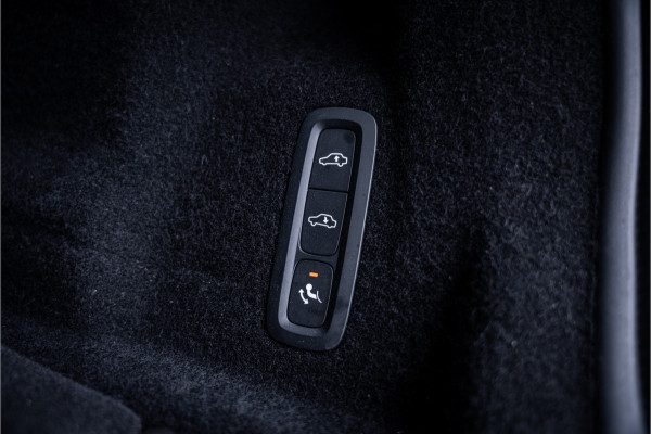 Volvo XC60 2.0 T6 Recharge AWD R-Design ** Luchtvering ** Panodak ** 360 HUD ** Trekhaak Volvo XC60 2.0 T6 Recharge AWD R-Design ** Luchtvering ** Panodak ** 360 HUD ** Trekhaak