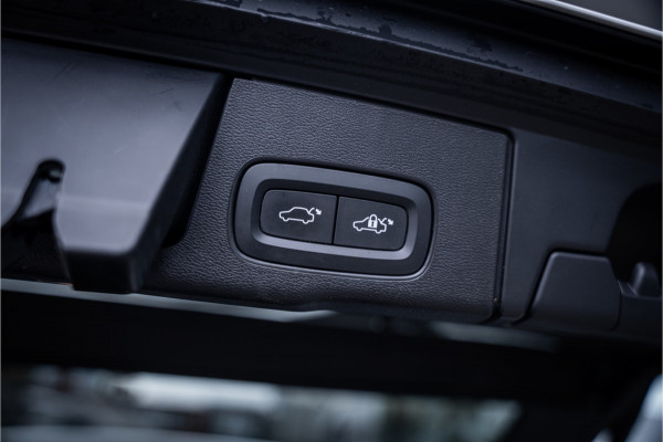 Volvo XC60 2.0 T6 Recharge AWD R-Design ** Luchtvering ** Panodak ** 360 HUD ** Trekhaak Volvo XC60 2.0 T6 Recharge AWD R-Design ** Luchtvering ** Panodak ** 360 HUD ** Trekhaak