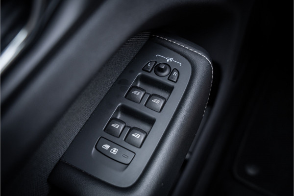 Volvo XC60 2.0 T6 Recharge AWD R-Design ** Luchtvering ** Panodak ** 360 HUD ** Trekhaak Volvo XC60 2.0 T6 Recharge AWD R-Design ** Luchtvering ** Panodak ** 360 HUD ** Trekhaak