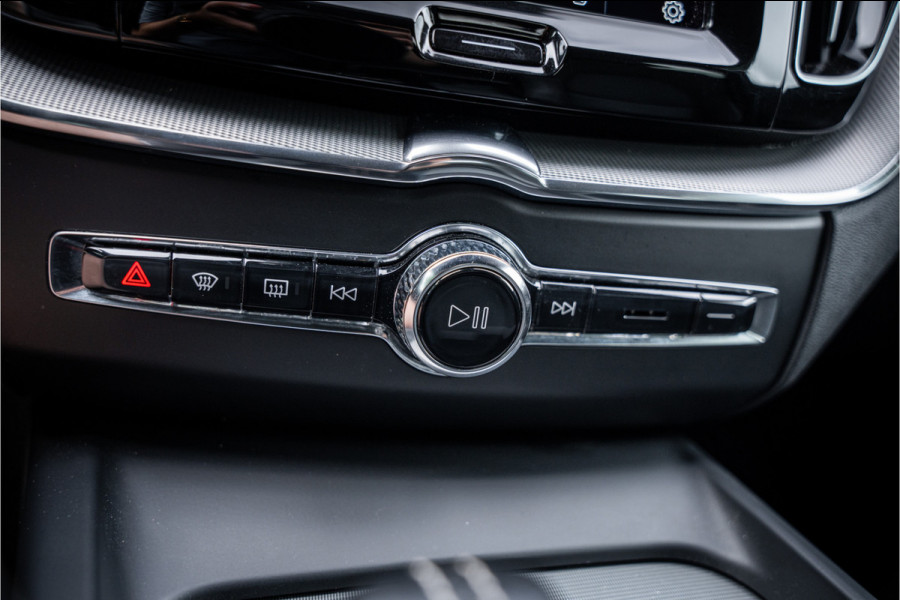 Volvo XC60 2.0 T6 Recharge AWD R-Design ** Luchtvering ** Panodak ** 360 HUD ** Trekhaak Volvo XC60 2.0 T6 Recharge AWD R-Design ** Luchtvering ** Panodak ** 360 HUD ** Trekhaak