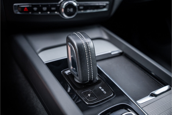 Volvo XC60 2.0 T6 Recharge AWD R-Design ** Luchtvering ** Panodak ** 360 HUD ** Trekhaak Volvo XC60 2.0 T6 Recharge AWD R-Design ** Luchtvering ** Panodak ** 360 HUD ** Trekhaak