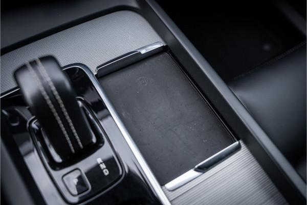 Volvo XC60 2.0 T6 Recharge AWD R-Design ** Luchtvering ** Panodak ** 360 HUD ** Trekhaak Volvo XC60 2.0 T6 Recharge AWD R-Design ** Luchtvering ** Panodak ** 360 HUD ** Trekhaak