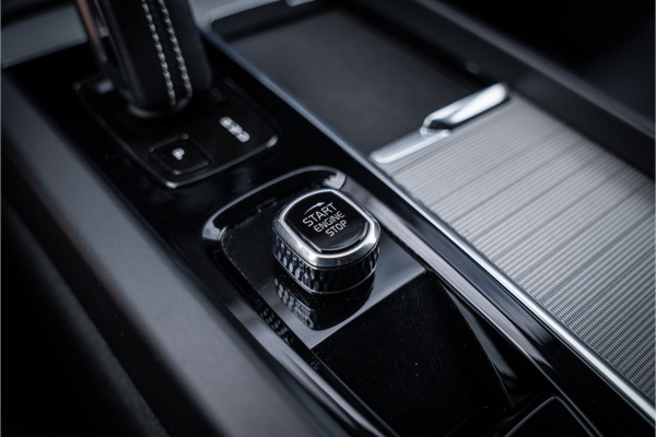 Volvo XC60 2.0 T6 Recharge AWD R-Design ** Luchtvering ** Panodak ** 360 HUD ** Trekhaak Volvo XC60 2.0 T6 Recharge AWD R-Design ** Luchtvering ** Panodak ** 360 HUD ** Trekhaak