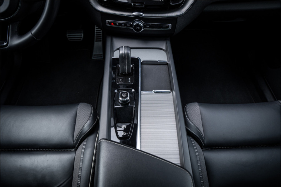 Volvo XC60 2.0 T6 Recharge AWD R-Design ** Luchtvering ** Panodak ** 360 HUD ** Trekhaak Volvo XC60 2.0 T6 Recharge AWD R-Design ** Luchtvering ** Panodak ** 360 HUD ** Trekhaak