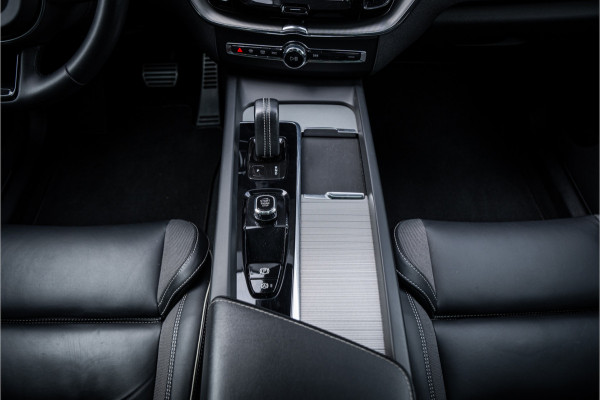 Volvo XC60 2.0 T6 Recharge AWD R-Design ** Luchtvering ** Panodak ** 360 HUD ** Trekhaak Volvo XC60 2.0 T6 Recharge AWD R-Design ** Luchtvering ** Panodak ** 360 HUD ** Trekhaak