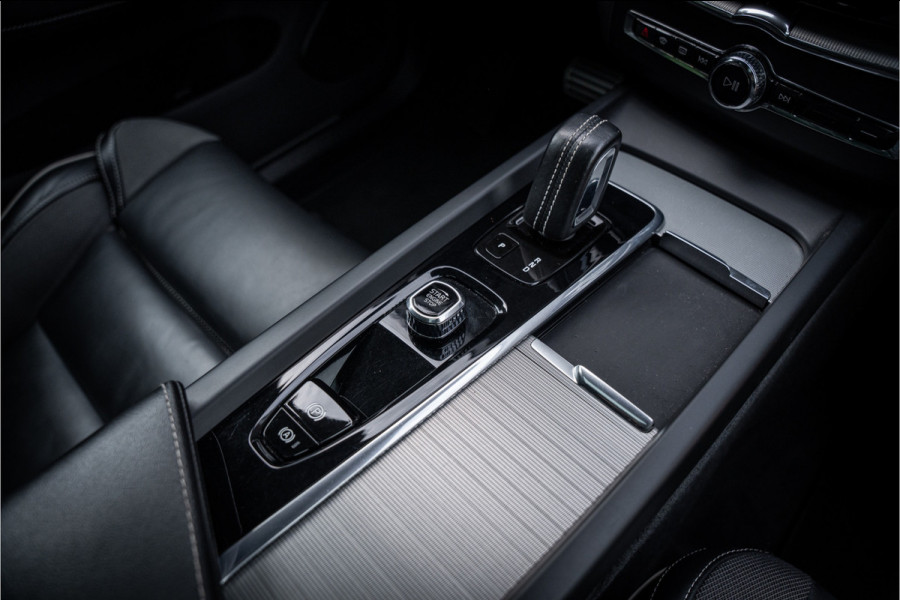 Volvo XC60 2.0 T6 Recharge AWD R-Design ** Luchtvering ** Panodak ** 360 HUD ** Trekhaak Volvo XC60 2.0 T6 Recharge AWD R-Design ** Luchtvering ** Panodak ** 360 HUD ** Trekhaak