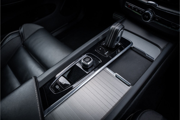 Volvo XC60 2.0 T6 Recharge AWD R-Design ** Luchtvering ** Panodak ** 360 HUD ** Trekhaak Volvo XC60 2.0 T6 Recharge AWD R-Design ** Luchtvering ** Panodak ** 360 HUD ** Trekhaak