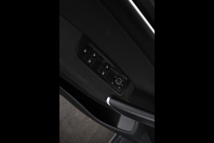 Volkswagen Touran 2.0 TDI SCR Highline 7p 7 persoons, apple carplay, navigatie,