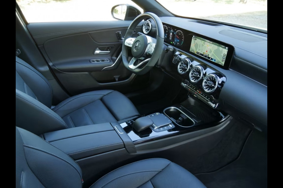 Mercedes-Benz A-Klasse 250e AMG ** LED, MBUX+, LEDER, DISTR, PANO, 2 zone AIRCO, 19-inch LMV, HuD,  ** 1e EIG - UNFALLFREI ** ** INFORMEER OOK NAAR ONZE AANTREKKELIJKE FINANCIAL-LEASE TARIEVEN **