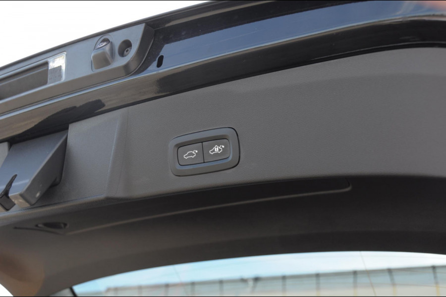 Volvo XC40 B4 211PK Automaat Plus Black Edition / Trekhaak / 360 Camera / Adaptieve cruise control / Stoel- en stuurwielverwarming / Elektrische achterklep / harman kardon Audio / App carplay /