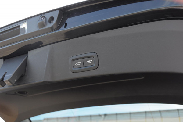 Volvo XC40 B4 211PK Automaat Plus Black Edition / Trekhaak / 360 Camera / Adaptieve cruise control / Stoel- en stuurwielverwarming / Elektrische achterklep / harman kardon Audio / App carplay /